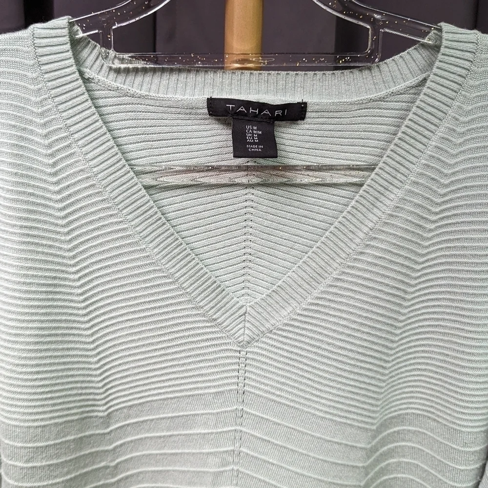 Tahari V Neck Ribbed Sweater Sz M